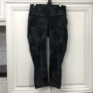 EUC GapFit grey print Capri leggings